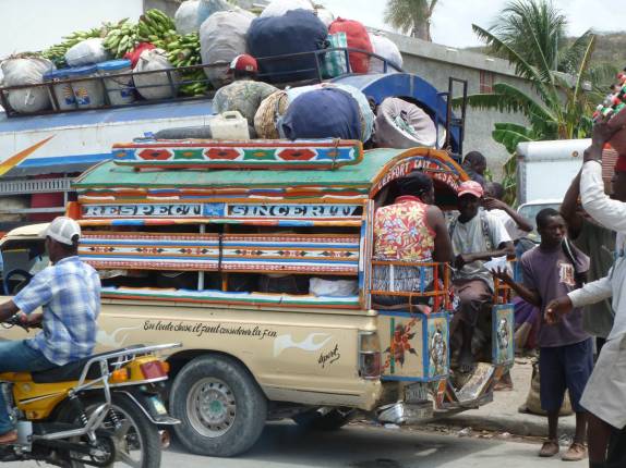 Um taptap nas ruas de Cabaret, cidade ao norte de Port-au-Prince, no Haiti